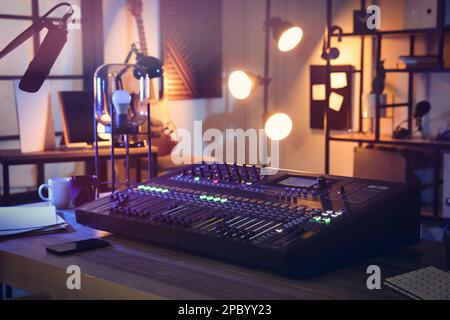 Console de mixage professionnelle sur table en studio radio Banque D'Images