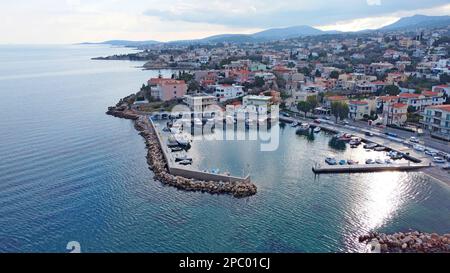 Vue aérienne des bateaux de pêche dans le port de Daskalopetra, île de Chios, Grèce Banque D'Images