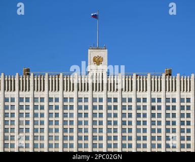 MOSCOU - MARS le 16th 2022: Façade du bâtiment du gouvernement de la Fédération de Russie avec un drapeau agitant sur le toit par beau temps ensoleillé Banque D'Images