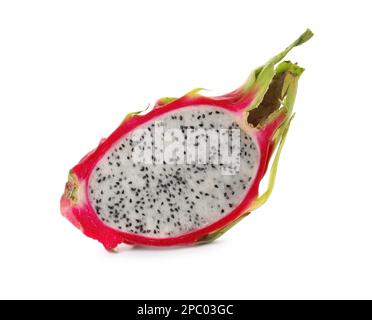 Moitié de délicieux fruit dragon (pitahaya) isolé sur blanc Banque D'Images