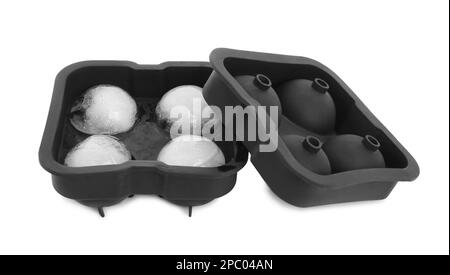 Boules de glace congelées en moule sur fond blanc Banque D'Images