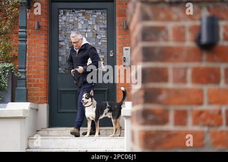 Gary Lineker, l'hôte du match du jour, quitte son domicile à Londres avec son chien, l'ancien footballeur, qui continuera d'être présentateur de la BBC après que l'entreprise s'est excusée pour une « période de résultats pour le personnel, les contributeurs, les présentateurs, et surtout, pour notre public ». Date de la photo: Lundi 13 mars 2023. Banque D'Images