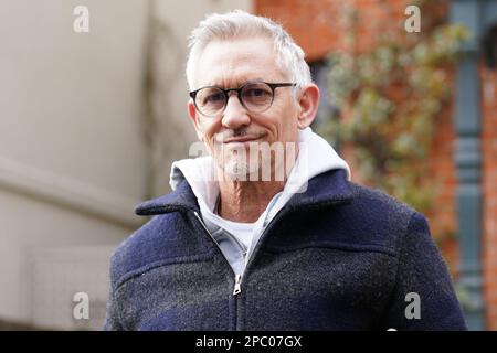 Gary Lineker, l'hôte du match du jour, quitte son domicile à Londres, l'ancien footballeur, continuera d'être présentateur de la BBC après que l'entreprise s'est excusée pour une « période de résultats pour le personnel, les contributeurs, les présentateurs, et surtout, pour notre public ». Date de la photo: Lundi 13 mars 2023. Banque D'Images