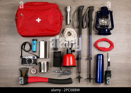 Composition de la pose plate avec différents équipements de camping sur fond de bois Banque D'Images