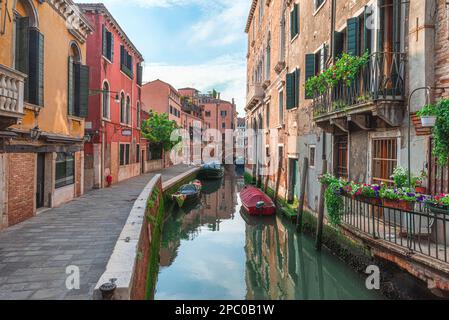 Venise, Italie. Vue sur la rue médiévale vénitienne avec de vieux bâtiments colorés et pont sur le canal d'eau avec des bateaux à Venise, Vénétie, Italie Banque D'Images