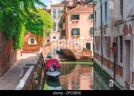 Venise, Italie. Belle vue sur le canal vénitien avec de vieux bâtiments colorés et pont sur le canal à Venise, Vénétie, Italie Banque D'Images