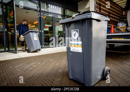 LA HAYE - les Movers déchargent un camion avec des objets pour le bureau de vote, à l'approche des élections provinciales. ANP ROBIN UTRECHT pays-bas - belgique sortie Banque D'Images