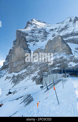 Eigergletscher, canton de Berne, Suisse, 11 février 2023 formation de montagne massive recouverte de neige par une journée ensoleillée Banque D'Images