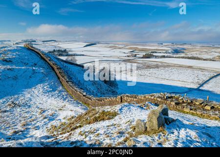 En Angleterre, Northumberland, Parc National de Northumberland. Un tronçon bien conservé du mur d'Hadrien, passer le long de l'écart des TCA. Banque D'Images