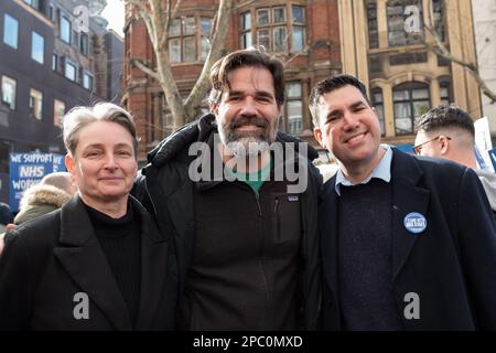 Londres, Royaume-Uni. 11 mars 2023. Le comédien, acteur et activiste Rob Delaney (au centre) et Richard Burgon (r), député travailliste de Leeds East, se joignent à National Health S. Banque D'Images