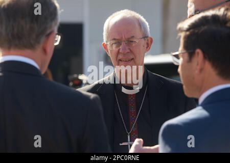 Bucarest, Roumanie. 13th mars 2023 : le très révérend Justin Welby, archevêque de Canterbury, visite le centre intégré du HCR pour les réfugiés ukrainiens en raison de l'invasion russe de l'Ukraine, au centre d'exposition Romexpo. Au cours de cette visite de trois jours en Roumanie, l'archevêque aura plusieurs rencontres de haut niveau avec sa Majesté Margareta, gardienne de la Couronne roumaine, le Patriarche roumain Daniel et les politiciens. Credit: Lucien Alecu/Alamy Live News Banque D'Images