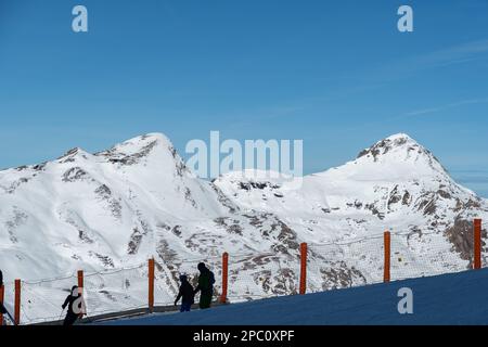 Eigergletscher, canton de Berne, Suisse, 11 février 2023 incroyable vue magnifique sur les alpes enneigées par une journée ensoleillée Banque D'Images