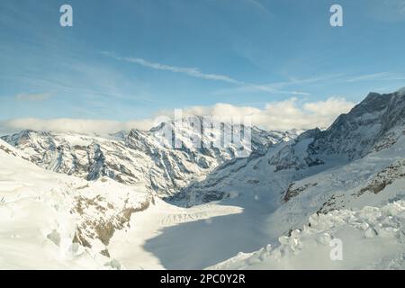 Eigergletscher, canton de Berne, Suisse, 11 février 2023 incroyable vue magnifique sur les alpes enneigées lors d'une séance de tir d'une journée ensoleillée Banque D'Images