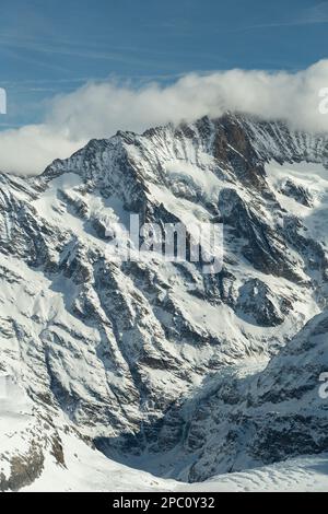 Eigergletscher, canton de Berne, Suisse, 11 février 2023 incroyable vue magnifique sur les alpes enneigées lors d'une séance de tir d'une journée ensoleillée Banque D'Images