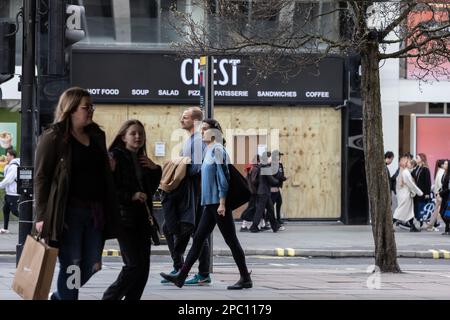 Les acheteurs se promènaient devant un front de shopping boardé sur Oxford Street, alors que le secteur de la vente au détail se débat avec une inflation élevée et les retombées du Brexit et de Covid. Banque D'Images
