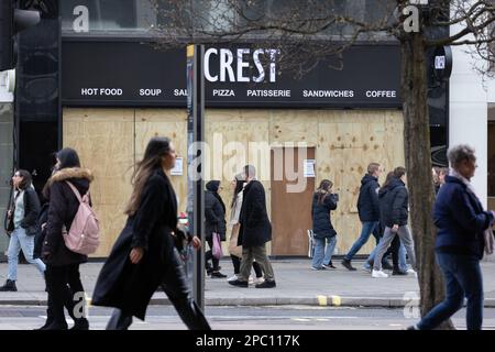 Les acheteurs se promènaient devant un front de shopping boardé sur Oxford Street, alors que le secteur de la vente au détail se débat avec une inflation élevée et les retombées du Brexit et de Covid. Banque D'Images