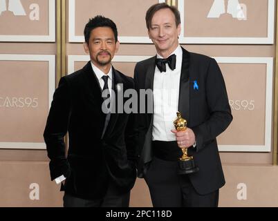 (G-D) John Cho et Volker Bertelmann, lauréat du prix Best Music (Original Score) pour « All Quiet on the Western Front », posant pour des photos dans la salle de presse aux Academy Awards 95th de l'Academy of Motion Picture Arts and Sciences au Dolby Theatre de Los Angeles, CA sur 12 mars 2023. (Photo de la Sathanlee B. Mirador/Sipa USA) Banque D'Images