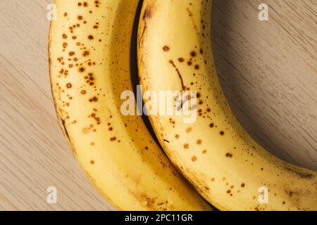 photo plein cadre de deux bananes mûres sur une table en bois Banque D'Images