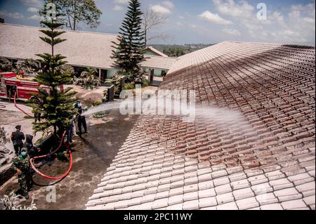 Boyolali, Indonésie. 13th mars 2023. Les pompiers pulvérisent de l'eau pour nettoyer les matériaux volcaniques du volcan du Mont Merapi, dans le village de Tlogolele, dans le district de Boyolali, dans le centre de Java, en Indonésie, au 13 mars 2023. Credit: Agung Supriyanto/Xinhua/Alamy Live News Banque D'Images