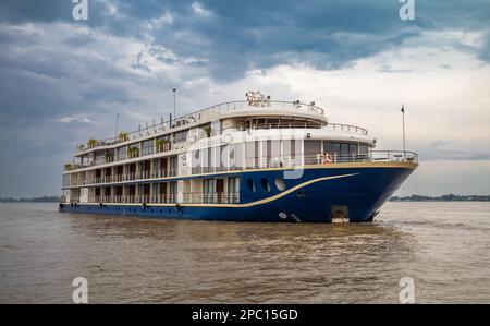 Le bateau de croisière Victoria Mekong amarrait au milieu du cours d'eau dans le Mékong, dans le delta du Mékong près de Tan Chau au Vietnam. Le navire offre 3 ou 4 jours Banque D'Images