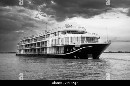 Le bateau de croisière Victoria Mekong amarrait au milieu du cours d'eau dans le Mékong, dans le delta du Mékong près de Tan Chau au Vietnam. Le navire offre 3 ou 4 jours Banque D'Images