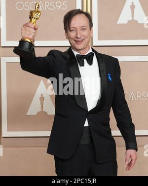 Los Angeles, États-Unis. 12th mars 2023. Volker Bertelmann, lauréat du prix « All Quiet on the Western Front » de la meilleure musique (score original), posant pour des photos dans la salle de presse lors des Oscars 95th organisés par l'Académie des arts cinématographiques et des sciences au Dolby Theatre de Los Angeles, CA on 12 mars, 2023. (Photo par Sthanlee B. Mirador/Sipa USA) crédit: SIPA USA/Alay Live News Banque D'Images