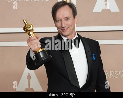 Los Angeles, États-Unis. 12th mars 2023. Volker Bertelmann, lauréat du prix « All Quiet on the Western Front » de la meilleure musique (score original), posant pour des photos dans la salle de presse lors des Oscars 95th organisés par l'Académie des arts cinématographiques et des sciences au Dolby Theatre de Los Angeles, CA on 12 mars, 2023. (Photo par Sthanlee B. Mirador/Sipa USA) crédit: SIPA USA/Alay Live News Banque D'Images