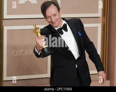 Los Angeles, États-Unis. 12th mars 2023. Volker Bertelmann, lauréat du prix « All Quiet on the Western Front » de la meilleure musique (score original), posant pour des photos dans la salle de presse lors des Oscars 95th organisés par l'Académie des arts cinématographiques et des sciences au Dolby Theatre de Los Angeles, CA on 12 mars, 2023. (Photo par Sthanlee B. Mirador/Sipa USA) crédit: SIPA USA/Alay Live News Banque D'Images