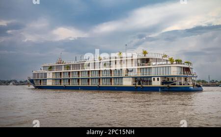 Le bateau de croisière Victoria Mekong amarrait au milieu du cours d'eau dans le Mékong, dans le delta du Mékong près de Tan Chau au Vietnam. Le navire offre 3 ou 4 jours Banque D'Images