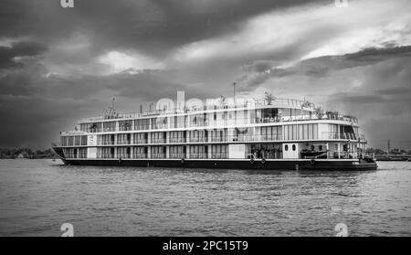 Le bateau de croisière Victoria Mekong amarrait au milieu du cours d'eau dans le Mékong, dans le delta du Mékong près de Tan Chau au Vietnam. Le navire offre 3 ou 4 jours Banque D'Images