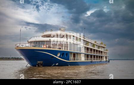 Le bateau de croisière Victoria Mekong amarrait au milieu du cours d'eau dans le Mékong, dans le delta du Mékong près de Tan Chau au Vietnam. Le navire offre 3 ou 4 jours Banque D'Images