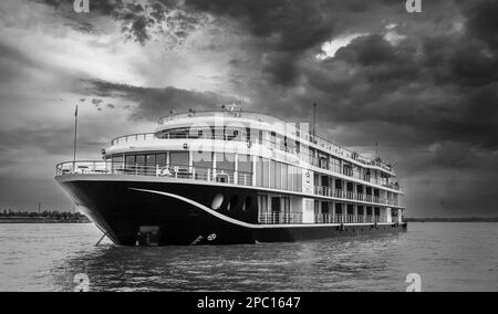 Le bateau de croisière Victoria Mekong amarrait au milieu du cours d'eau dans le Mékong, dans le delta du Mékong près de Tan Chau au Vietnam. Le navire offre 3 ou 4 jours Banque D'Images