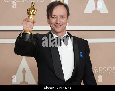 Los Angeles, États-Unis. 12th mars 2023. Volker Bertelmann, lauréat du prix « All Quiet on the Western Front » de la meilleure musique (score original), posant pour des photos dans la salle de presse lors des Oscars 95th organisés par l'Académie des arts cinématographiques et des sciences au Dolby Theatre de Los Angeles, CA on 12 mars, 2023. (Photo par Sthanlee B. Mirador/Sipa USA) crédit: SIPA USA/Alay Live News Banque D'Images