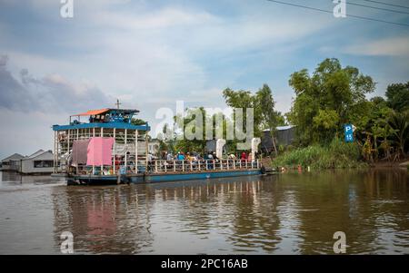 Un ferry local traverse un affluent du Mékong dans le delta du Mékong près de Tan Chau au Vietnam. Banque D'Images