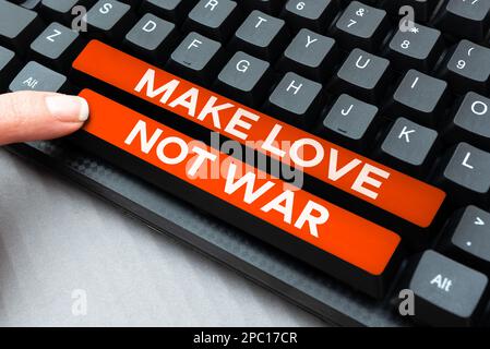 Signe d'écriture à la main faire l'amour pas la guerre. Internet concept Un hippie anti-guerre slogan encourageant l'amour et la paix Banque D'Images