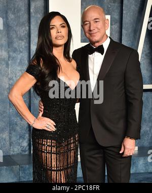 Beverly Hills, États-Unis. 12th mars 2023. Lauren Sanchez et Jeff Bezos arrivent à la Vanity Fair Oscar Party qui s'est tenue au Wallis Annenberg Centre for the Performing Arts on 12 mars 2023 à Beverly Hills, CA. © OConnor-Arroyo/AFF-USA.com crédit: AFF/Alamy Live News Banque D'Images