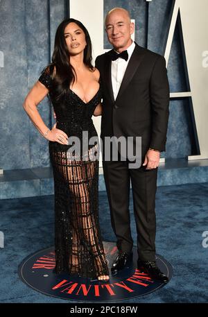 Beverly Hills, États-Unis. 12th mars 2023. Lauren Sanchez et Jeff Bezos arrivent à la Vanity Fair Oscar Party qui s'est tenue au Wallis Annenberg Centre for the Performing Arts on 12 mars 2023 à Beverly Hills, CA. © OConnor-Arroyo/AFF-USA.com crédit: AFF/Alamy Live News Banque D'Images