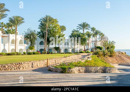 Hôtel avec des bâtiments blancs et un espace de loisirs en Egypte. Banque D'Images
