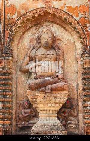 Sculpture de Dieu hindou sur le temple Char Bangla, Jiaganj, Bengale occidental, Inde. Banque D'Images