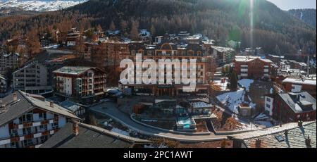 Vue aérienne sur la ville de Zermatt Valley et le mont Cervin en arrière-plan Banque D'Images