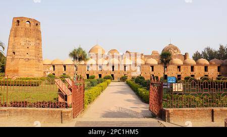 Entrée principale du campus de la mosquée Murshid Kuli Khan, Murshidabad, Bengale-Occidental, Inde. Banque D'Images