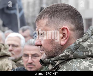 KIEV, UKRAINE - 10 mars 2023: Général des forces armées de l'Ukraine Valerii Zaluzhnyi dit adieu au cercueil contenant le corps du héros de l'Ukraine Dmytro Kotsiubalio, connu sous le nom de Da Vinci Banque D'Images