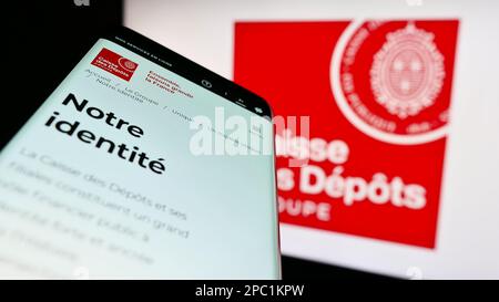 Téléphone mobile avec le site Internet de la Caisse des dépôts et Consignations (CDC) à l'écran devant le logo. Faites la mise au point dans le coin supérieur gauche de l'écran du téléphone. Banque D'Images