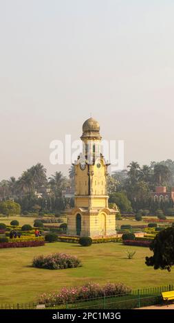 Vue sur Ghari Ghar ou Ghanta Ghar dans le Campus de Hazarduari Palace, Murshidabad, Bengale-Occidental, Inde. Banque D'Images