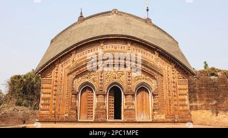 Vue sur le temple de Charbangla et ses sculptures, Jiaganj, Bengale-Occidental, Inde. Banque D'Images