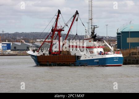 Un chalutier nommé Flowing Stream arrive à Shoreham Docks Sussex, en Angleterre Banque D'Images