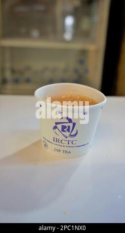 Bangalore,Karnataka,Inde-26 octobre 2022: Thé ou Chai servi dans une coupe de papier dans les trains indiens et la gare avec le logo de l'IRCTC. Indian Railway Cat Banque D'Images