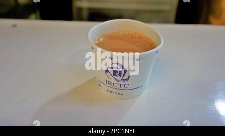 Bangalore,Karnataka,Inde-26 octobre 2022: Thé ou Chai servi dans une coupe de papier dans les trains indiens et la gare avec le logo de l'IRCTC. Indian Railway Cat Banque D'Images