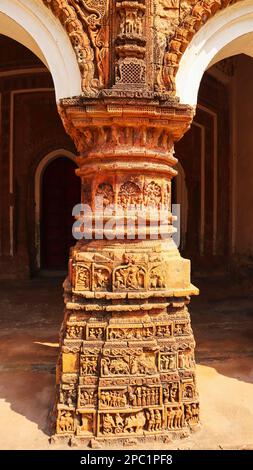 Détails de sculpture sur le temple de Gangeshwar, Jiaganj, Bengale-Occidental, Inde. Banque D'Images