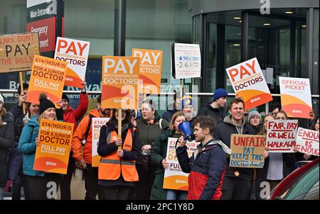 Les jeunes médecins en grève sur la rémunération devant l'infirmerie royale de Bristol, Bristol, Angleterre, Royaume-Uni, 13 mars 2023. Médecins juniors membres du Medi britannique Banque D'Images